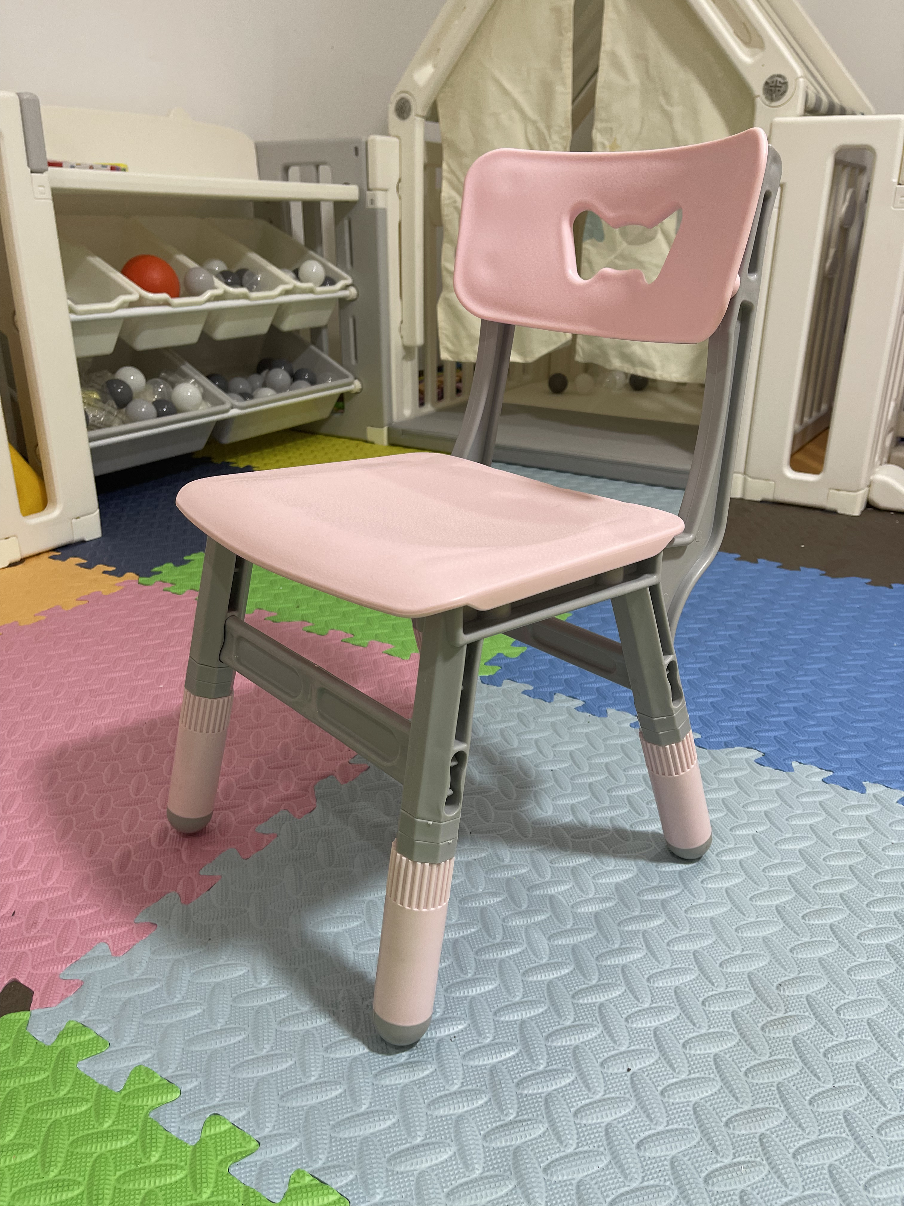 Chaise enfant réglable en hauteur, en plastique coloré, dossier motif os